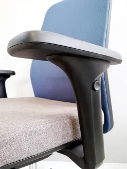 Las Mobili Sedia operativa modello Essai rete - rivestimento tessuto in altro ad un prezzo esclusivo- Arredo Ufficio