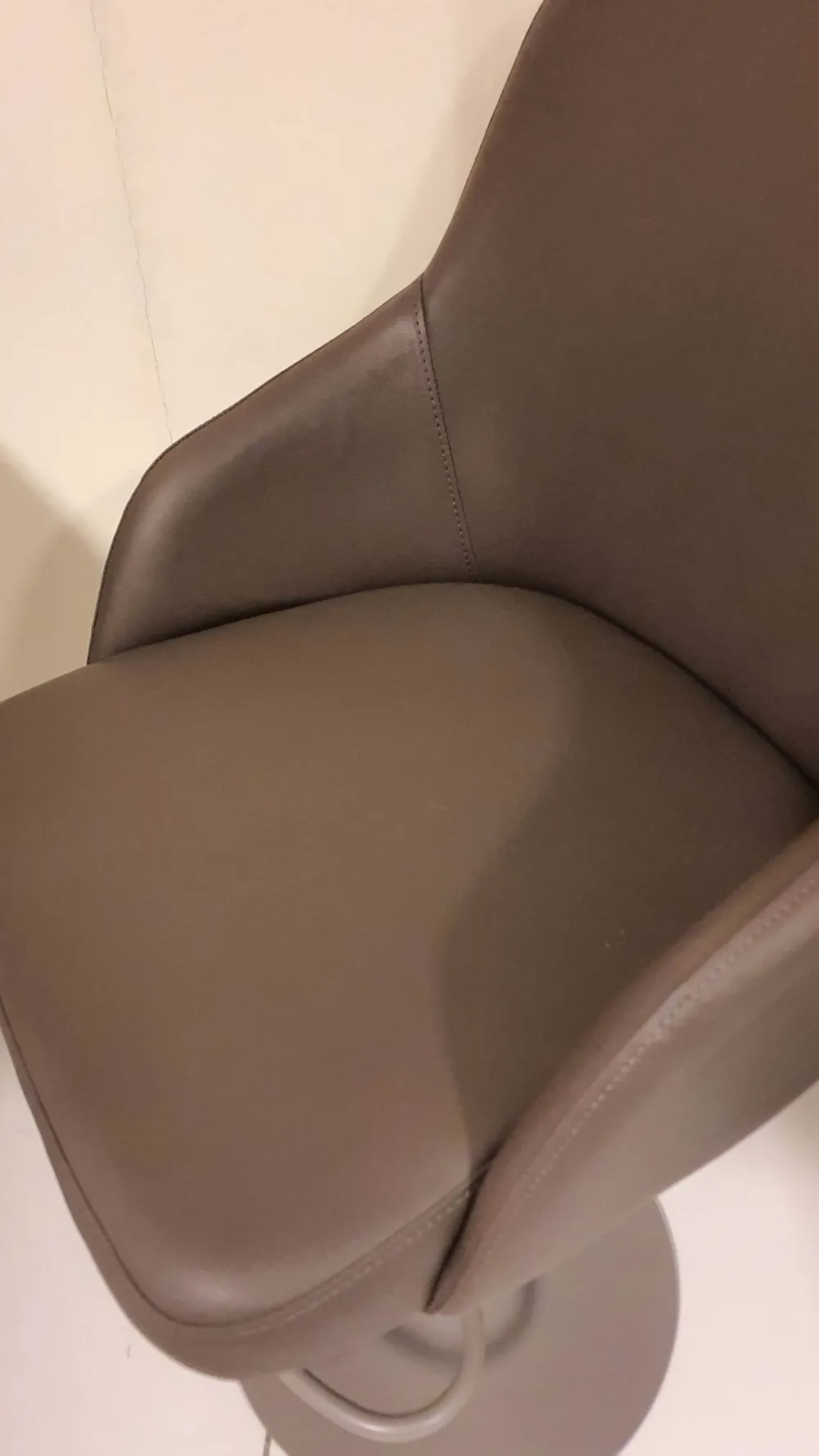 Sgabello Brando con base centrale in offerta^Ozzio Sale