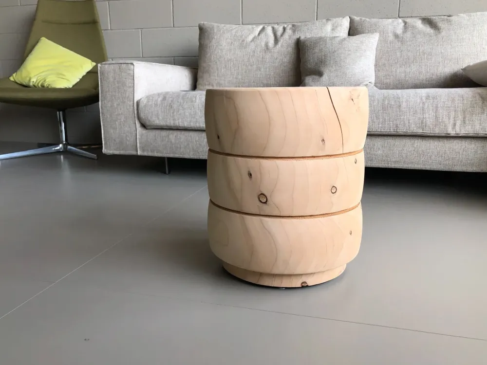 Riva 1920 Sgabello con base centrale Tri in offerta- Sgabelli