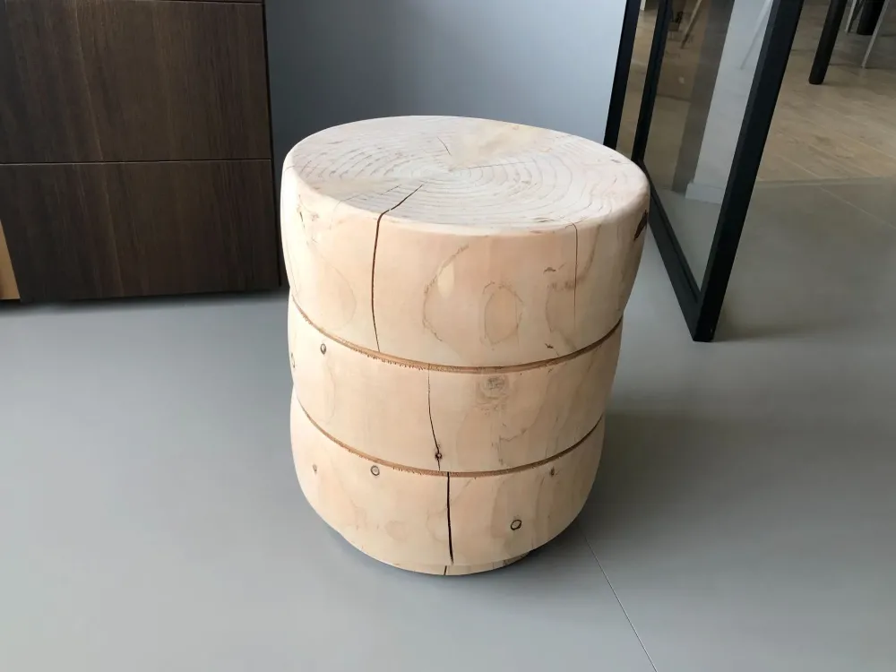 Riva 1920 Sgabello con base centrale Tri in offerta- Sgabelli