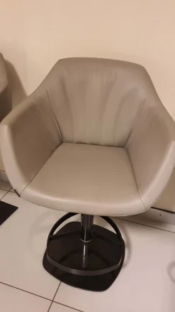 Ozzio Sgabello con base centrale Piquet a prezzi outlet- Sgabelli