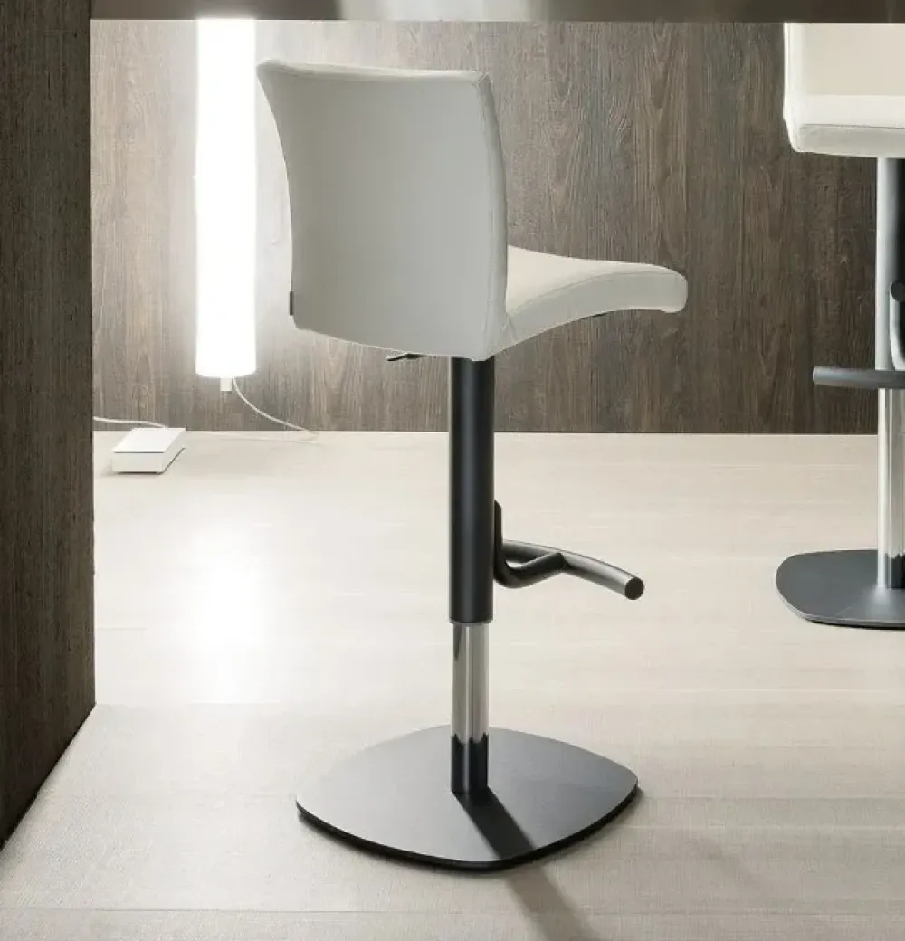 New Sgabello con base centrale Emy a prezzi outlet Sgabelli