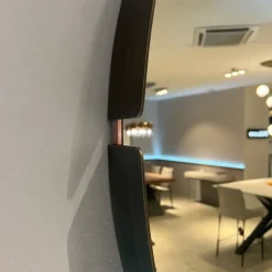 Riflessi Specchio Omega di in stile moderna- Specchiere