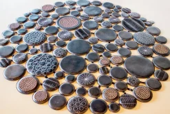 Tappeto esclusivo in pelle nera Pachamama rotondo con borchie ed impunture^Pacha Mama Clearance