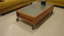 New Tavolino a quattro cassetti e ruote con particolari in vetro scontato del -60% Tavoli