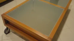 New Tavolino a quattro cassetti e ruote con particolari in vetro scontato del -60% Tavoli