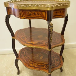 Tavolino modello Tavolino con intarsi stile barocco con gambe sagomate e bronzi in OFFERTA OUTLET^Artigianale Sale