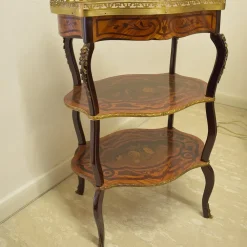 Tavolino modello Tavolino con intarsi stile barocco con gambe sagomate e bronzi in OFFERTA OUTLET^Artigianale Sale