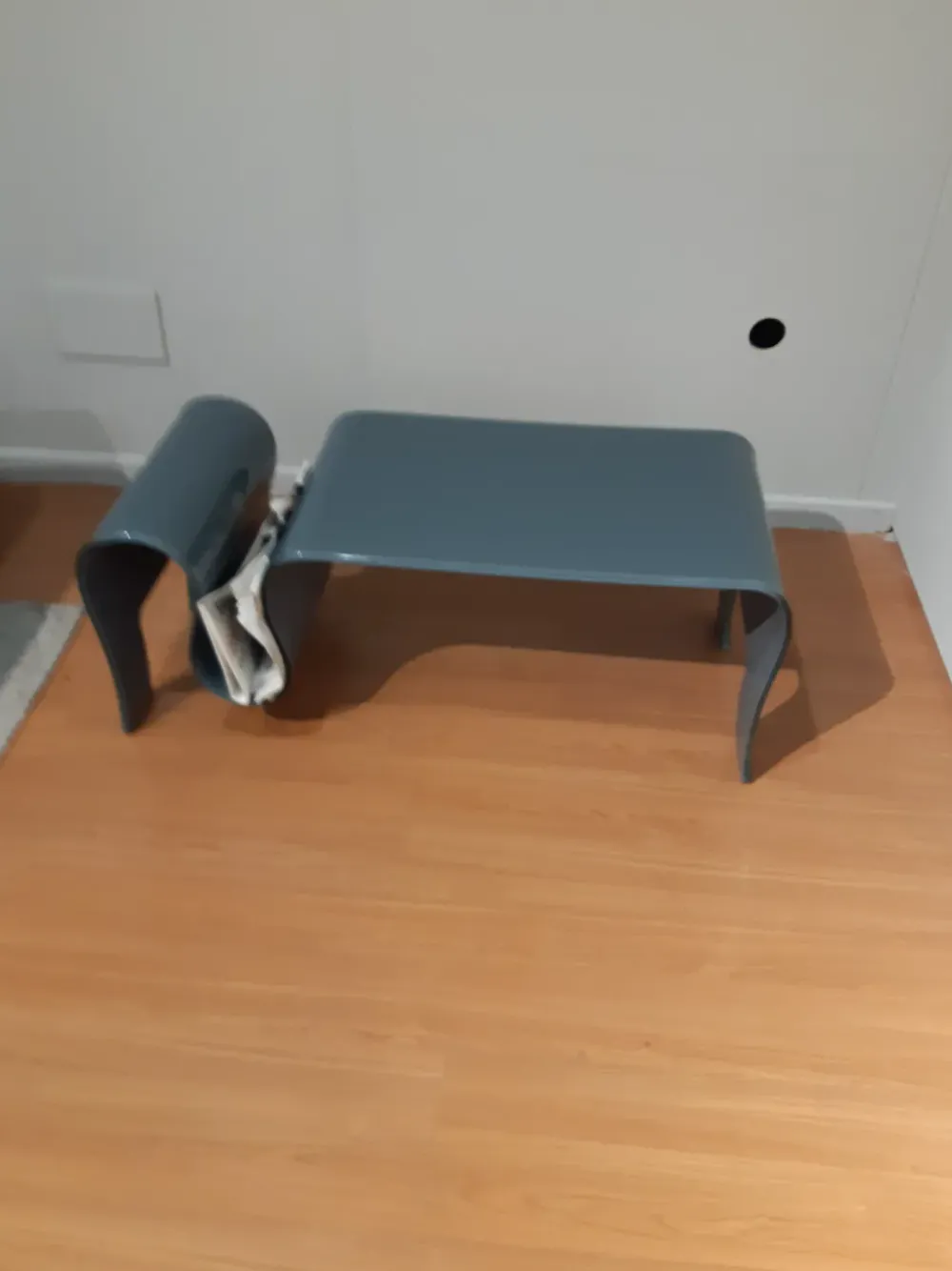 Tavolino modello Tavolino cristallo grigio curvato in OFFERTA OUTLET^La Vetreria Online