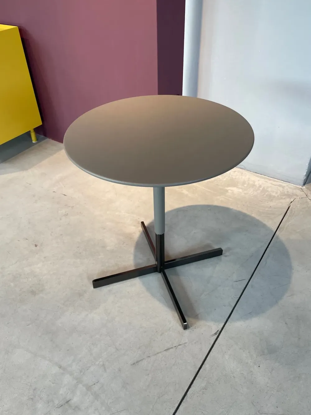 Tavolino modello Bob di a prezzo scontato^Poltrona Frau New