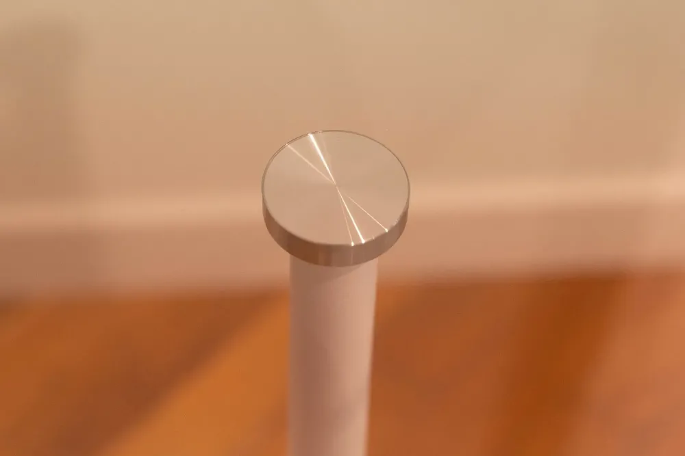 Tavolino Tavolitno vetro con base bianca laccata della marca in offerta^Artigianale Sale