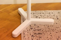 Tavolino Tavolitno vetro con base bianca laccata della marca in offerta^Artigianale Sale