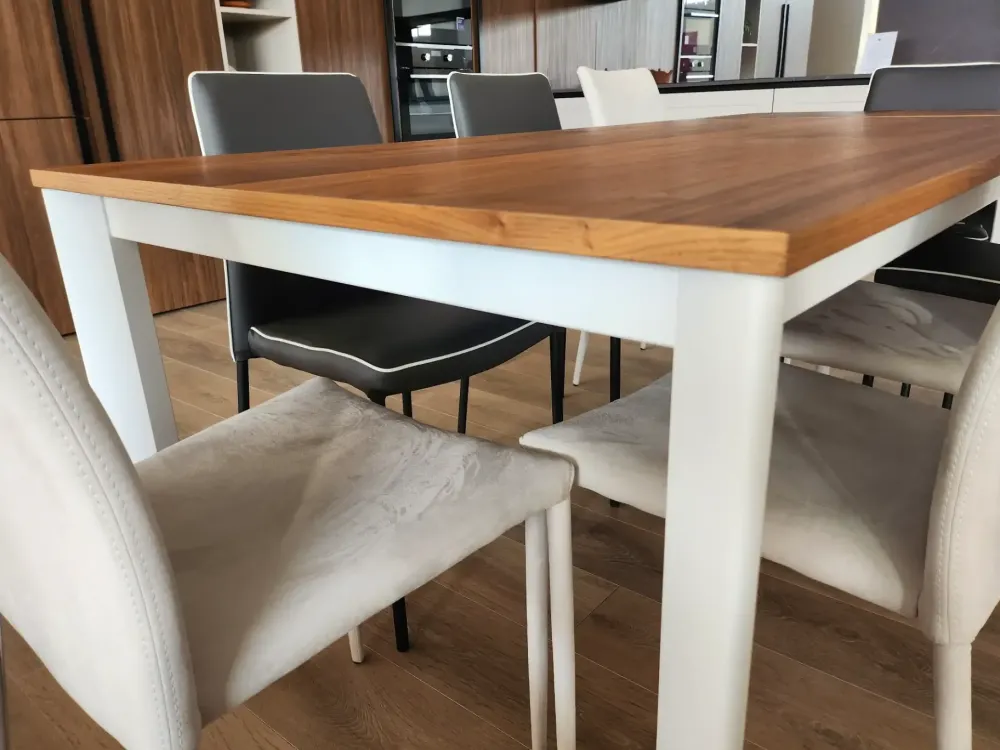 Hot Tavolo con piano in legno rettangolare di a PREZZO OUTLET Tavoli