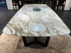 Tavolo con piano in marmo sagomato di a PREZZO OUTLET^Poliform New