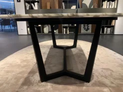 Tavolo con piano in marmo sagomato di a PREZZO OUTLET^Poliform New