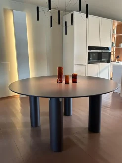 Clearance Tavolo in altri materiali rotondo Daen a prezzo ribassato Tavoli