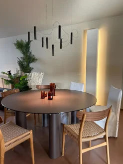 Clearance Tavolo in altri materiali rotondo Daen a prezzo ribassato Tavoli