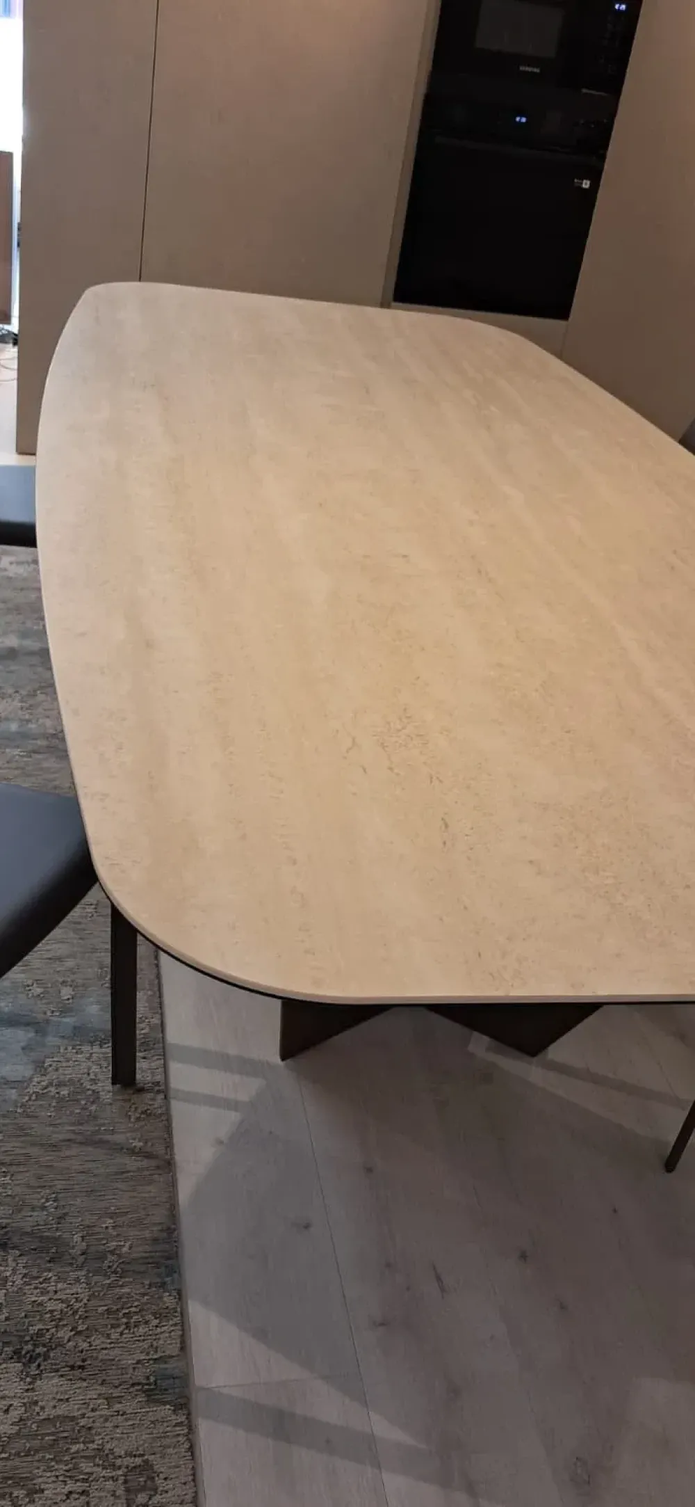 Cattelan Italia Tavolo in ceramica sagomato Skorpio in offerta outlet- Tavoli