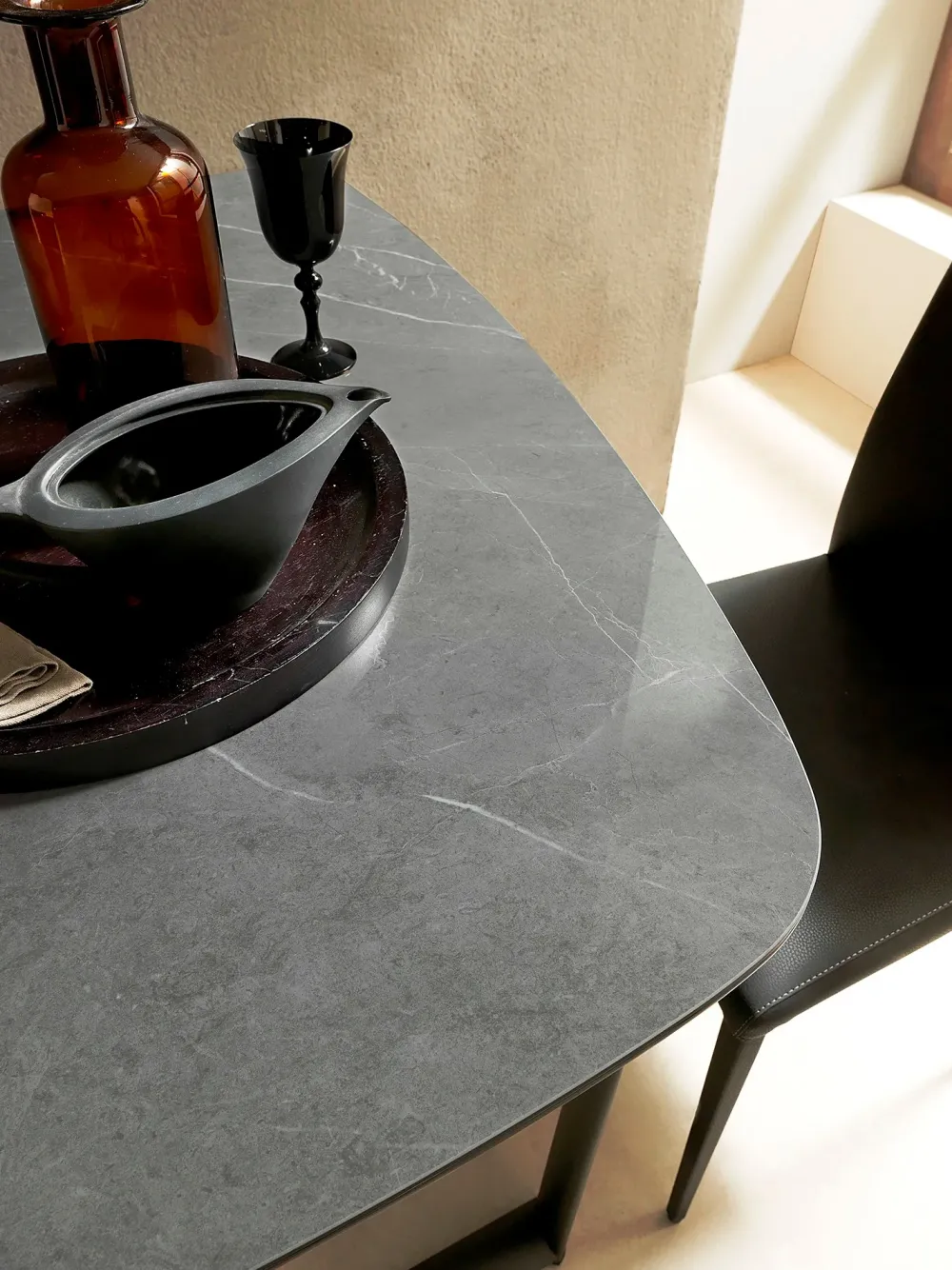 New Tavolo in laminato ovale Ribot a prezzo ribassato Tavoli