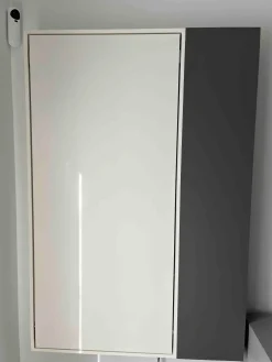 Clearance Tavolo in laminato rettangolare Wally office con libreria laterale a prezzo scontato Tavoli