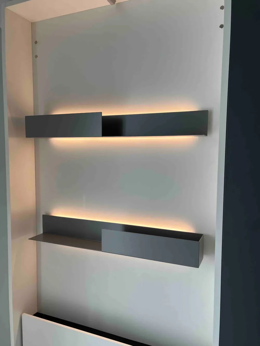 Clearance Tavolo in laminato rettangolare Wally office con libreria laterale a prezzo scontato Tavoli