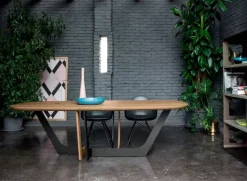 Tavolo in legno sagomato Cosmopolitan in Offerta Outlet^Devina Nais Outlet