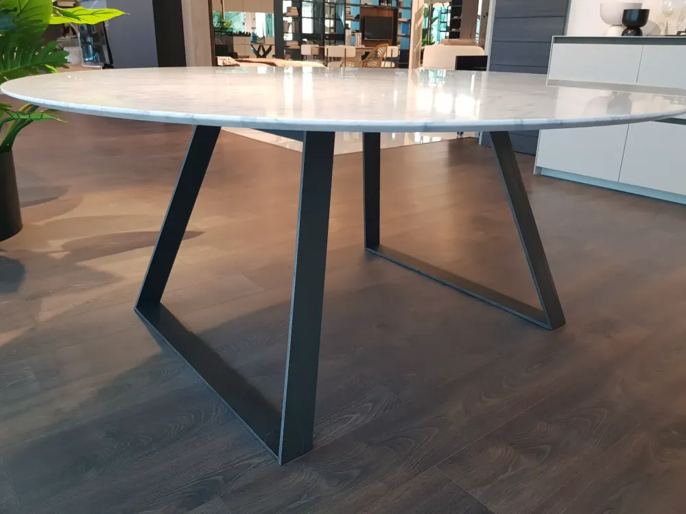 New Tavolo in pietra rotondo Blade a prezzo scontato Tavoli