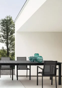 Tavolo per l'esterno Konnor 160/240 e 4 poltroncine a marchio a prezzo scontato^Bizzotto Best