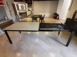 New Tavolo rettangolare Eminence fast di a prezzo riservato Tavoli