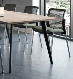 Tavolo riunione in legno Rhea con 6 sedie a prezzi convenienti^Flycom Online