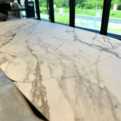 Tavolo sagomato in ceramica Cameo di in Offerta Outlet^Calligaris Sale