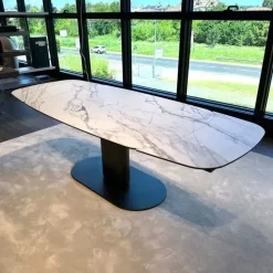 Tavolo sagomato in ceramica Cameo di in Offerta Outlet^Calligaris Sale