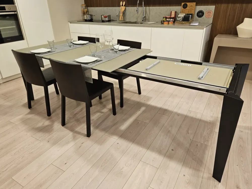 Sale Tavolo Tavolo modello cruz a prezzo scontato Tavoli