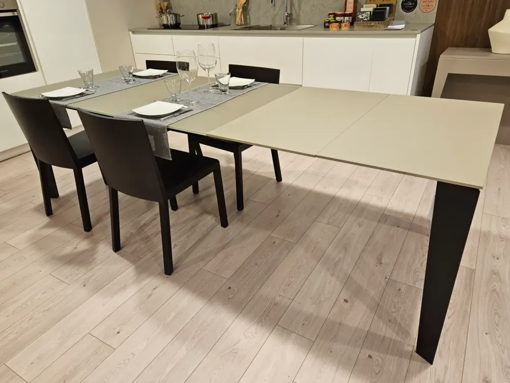 Sale Tavolo Tavolo modello cruz a prezzo scontato Tavoli