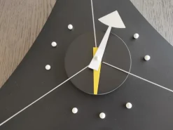Outlet Triangle clock Vitra in stile design a prezzo ribassato Oggettistica