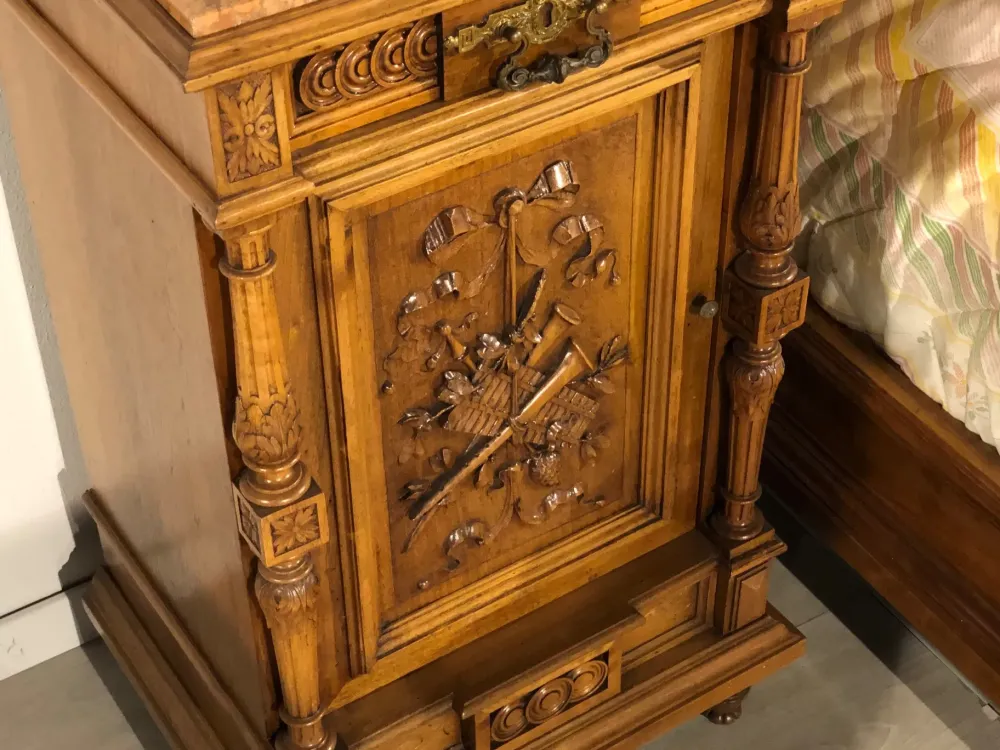 Lando Vendiamo il comodino modello Ottocento di a prezzi vantaggiosi!- Comodini