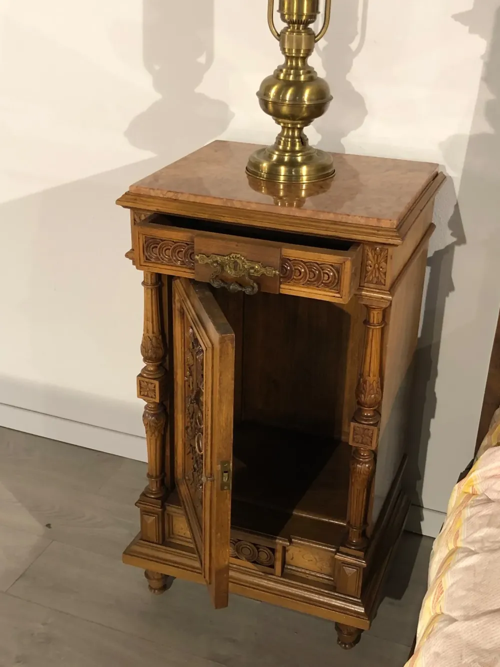 Lando Vendiamo il comodino modello Ottocento di a prezzi vantaggiosi!- Comodini