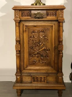 Lando Vendiamo il comodino modello Ottocento di a prezzi vantaggiosi!- Comodini