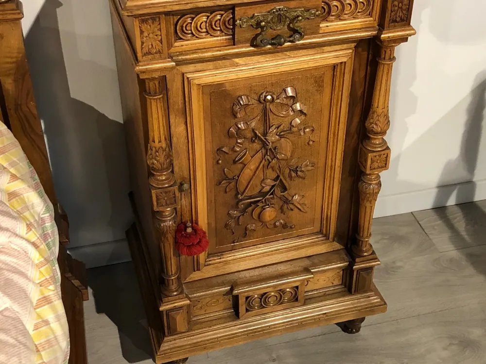 Lando Vendiamo il comodino modello Ottocento di a prezzi vantaggiosi!- Comodini