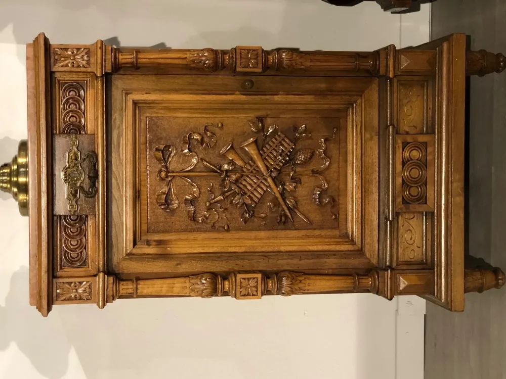 Lando Vendiamo il comodino modello Ottocento di a prezzi vantaggiosi!- Comodini