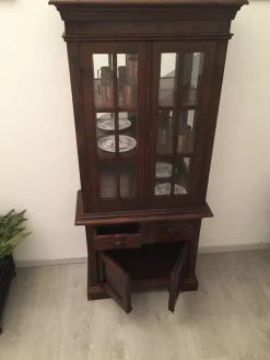 Vetrina classica in legno massello tinto noce con schienale a specchio Scontata del 50%^Tiferno Best