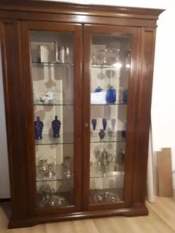Vetrina in noce massiccio, 2 ante, stile classico. Prezzi vantaggiosi!^Prestige Best