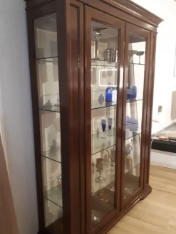 Vetrina in noce massiccio, 2 ante, stile classico. Prezzi vantaggiosi!^Prestige Best