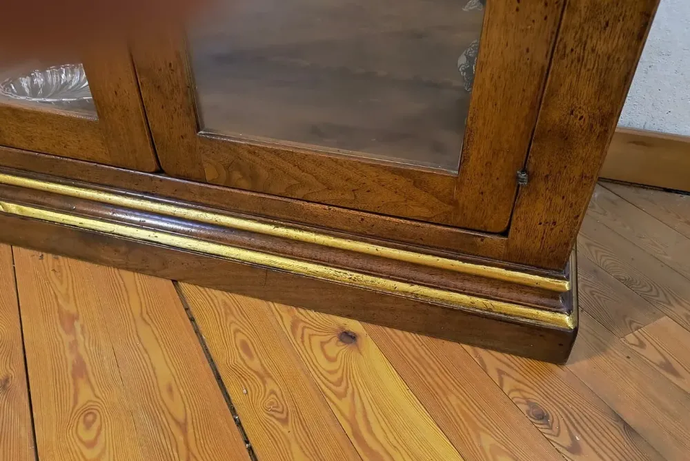 Online Vetrinetta Vetrina noce i solisti stile classica Vetrina noce i solisti di in Offerta Outlet Vetrinette