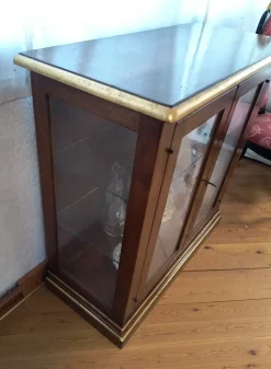 Online Vetrinetta Vetrina noce i solisti stile classica Vetrina noce i solisti di in Offerta Outlet Vetrinette