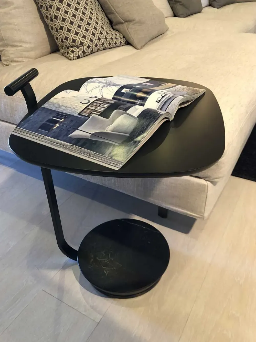 Molteni & C Vieni a scoprire il modello Surf di . a prezzo scontato- Tavolini